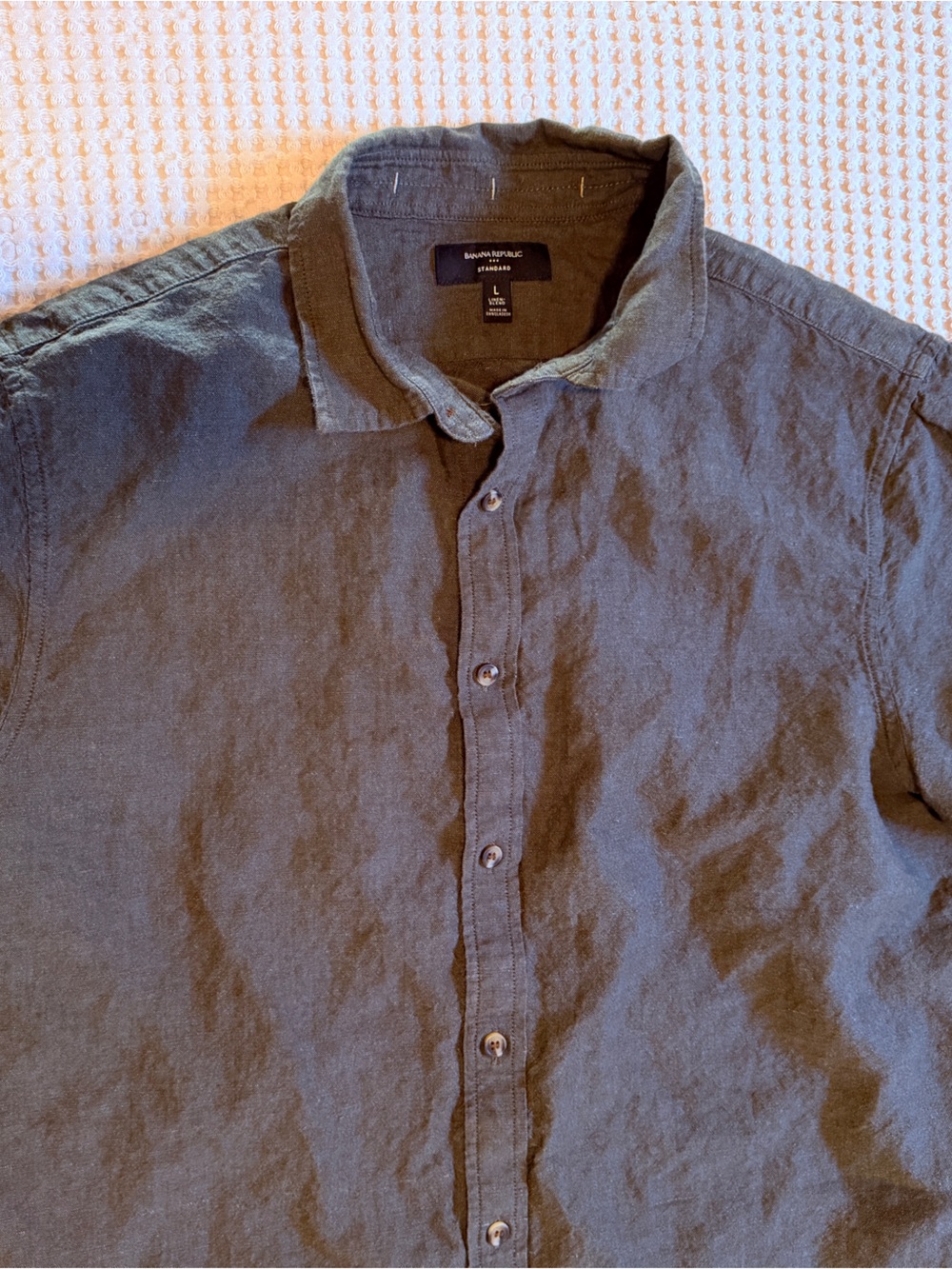 Casual Men's Short-Sleeve Button-Up Shirt in Olive Green